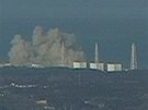 Zábry jaderné elektrárny Fukuima, kde se po výbuchu zítila jedna z budov reaktoru. (12. bezna 2011)
