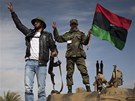 Oslavující libyjtí povstalci u msta Benghází. (19. bezna 2011)