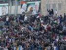 A na stadionu vlajky vlají. Palestinci svj tým pili podpoit v hojném potu (9. bezna 2011)