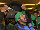 Západu se nebojíme! Kaddáfího píznivci demonstrují v Tripolisu nevoli s rezolucí RB OSN o vytvoení bezletové zóny nad Libyí (18. bezna 2011)