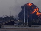 Oblak koue v západní ásti libyjského msta Benghází po pádu letounu. (19.3. 2011)