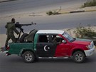 Povstalci projídí vylidnným centrem libyjské baty rebel, mstem Benghází. (19.3. 2011)
