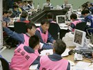 Inenýi v jaderné elektrárn Fukuima v íjnu 2008 nacviují pohotovostní reim