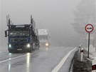 Ve tokách na Havlíkobrodsku zaal padat sníh. Podle varování meteorolog hrozí na silnicích tí kraj náledí. (18. bezen 2011)