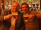 Na pedpremie oteven restaurace U bl kuelky v Praze jsem si pipil s Honorary Connoisseurem . 13 panem Davidem Suchapou (vpravo).