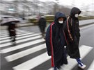 Japonci, kteí byli v okolí 20 kilometr po explozích ve Fukuim, kráí do centra, kde jim zmí výi ozáení (15. bezna 2011)