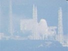Zábry z televize NHK ukazují bílý kou (uprosted) v jaderné elektrárn Fukuima (16. bezna 2011)