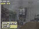 Zábry z televize NHK ukazují pokozený rektor 4 jaderné elektrárny Fukuima I (16. bezna 2011)