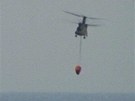 Helikoptéra nese vodu k chlazení reaktor ve Fukuim (16. bezna 2011)