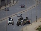 Mstem Benghází, které se v sobotu vylidnilo, projídí skupinky povstalc (19. bezna 2011)