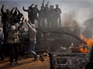 Libyjtí povstalci oslavují, e se jim povedlo vytlait Kaddáfího jednotky z Benghází (19. bezna 2011)