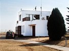 Budova meteorologické stanice na letiti v Ruzyni.