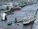 Tsunami vyplavila lod na pobeí v japonském pístavu Hachinohe. (11. bezna 2011)