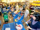 Stovky obyvatel Oahu na Havaji nakupovaly zásoby vody a potrvina hned poté, co byla vyhláena pohotovost kvli zemtesení v Japonsku. (11. bezna 2011)