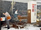 Lidé se schovávají v kanceláské budov pi zemtesení v Japonsku. (11. bezna 2011)