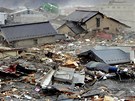 Japonská Kesennuma poté, co se jí prohnala niivá vlna tsunami. (11. bezna 2011)