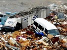 Japonská Kesennuma poté, co se jí prohnala niivá vlna tsunami. (11. bezna 2011)
