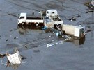 Tsunami se prohnala i japonským mstem Oarai. (11. bezna 2011)