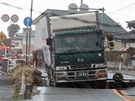 Zemtesením poniená silnice v japonském mst Iwaki. (11. bezna 2011)