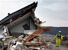 Následky zemtesení a niivé vlny tsunami v severojaponské vesnici Saito. (14. bezna 2011)