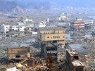 Niivá vlna tsunami srovnala se zemí tém celé msto Otsui. (14. bezna 2011)