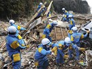 Japontí policisté hledají obti tsunami ve mst Rikuzentakata. (14. bezna 2011)