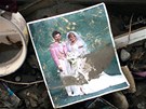 Svatební fotografie leící uprosted trosek zíceného domu v Minamisanriku. (15. bezna 2011)
