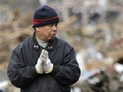 Mu se modlí za obti niivé vlny tsunami v severojaponském mst Rikuzentakata. (15. bezna 2011)