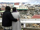 Dv eny se dívají na zniené japonské msto Kesennuma. (15. bezna 2011)