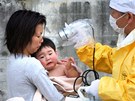 Léka kontroluje radiaci u roního chlapce ve mst Nihonmatsu nedaleko Fukuimy. (15. bezna 2011)