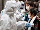 Mení úrovn radiace obyvatel japonského msta Korijama, leícího nedaleko jaderné elektrárny Fukuima. (15. bezna 2011)