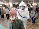 Mení úrovn radiace obyvatel japonského msta Korijama, leícího nedaleko jaderné elektrárny Fukuima. (16. bezna 2011)