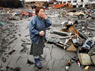 Reiko Miuraová hledá poheovaného synovce v Otsui.  (16. bezna 2011)