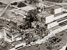Letecký pohled na vybuchlý reaktor jaderné elektrárny ernobyl v dubnu 1986.