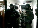 Do budovy T vtrhli ozbrojenci vojenské policie. (11. bezna 2011)