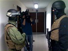 Do budovy T vtrhli ozbrojenci vojenské policie (11. bezna 2011)