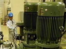 Inspektor kontroluje zaízení v jaderném komplexu Fukuima Dai-i (archivní snímek ze záí 2003)