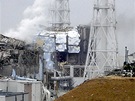 Zábr na pokozený blok . 4 v jaderném komplexu Fukuima Dai-i. Bílý dým stoupá z bloku . 3. (15. bezna 2011)