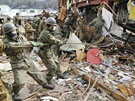 Japontí vojáci odklízejí trosky ve mst Ofunato v prefektue Iwate znieném zemtesením a tsunami (16. bezna 2011)