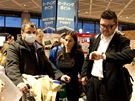 etí turisté a lenové eské filharmonie se chystají k odletu vládními speciály z tokijského letit Narita (16. bezna 2011)