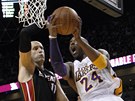 Kobe Bryant z Los Angeles Lakers se prosazuje pes Zydrunase Ilgauskase z Miami.