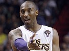 Kobe Bryant z Los Angeles Lakers se zlob na rozhod. 