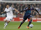 UTEU TI. Aly Cissokho z Lyonu se sna utct Di Marovi z Realu Madrid.