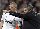 TAKHLE TO DLEJ. José Mourinho, trenér Realu Madrid, dává Karimu Benzemovi pokyny.