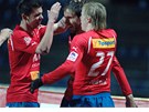 GRATULACE STELCI. Plzeský Marek Bako (uprosted) pijímá gratulace po svém výstavním gólu.