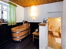 Inspirací ke kádi u sauny byly staré dubové vany v lázních Jeseník.