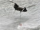 Japonské vojenské vrtulníky ochlazují reaktory moskou vodou (17. bezna 2011)