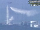 Helikoptéry na snímcích televize NHK kropí vodou tetí reaktor jaderné elektrárny Fukuima.