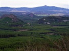Výhled z Velkého Jeleního vrchu na Jetd a trojici Dvín, Ostrý, Schachtstein (vlevo)