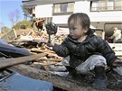 Japonské dít si hraje v troskách, které zstaly po zemtesení.